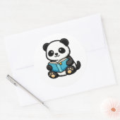 Süßer lesender Panda Kawaii Aufkleber (Umschlag)