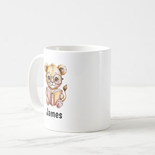 Süßer Löwe liest ein benutzerdefiniertes Buch Kaffeetasse (Vorderseite Links)