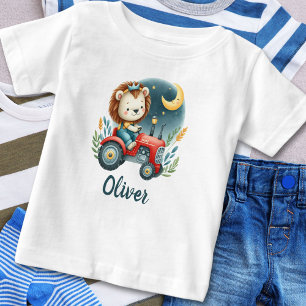 Süßer Löwenjunges auf rotem Traktor bei Nacht Baby T-shirt