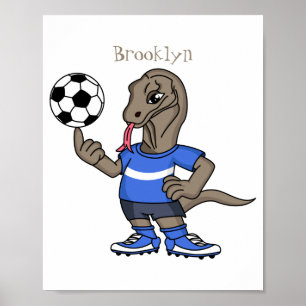 Süßer lustiger Komodo-Drache spielt Fußball Cartoo Poster