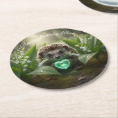 Süßer May-Igel mit Smaragdherz Runder Pappuntersetzer (Angewinkelt)