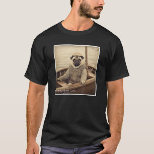Süßer Mops-Angler auf einem Boot Humor T-Shirt