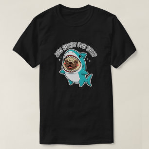 Süßer Mops im Haikostüm Kiefer Fertig Lustiger Wor T-Shirt