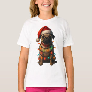 Süßer Mops in Weihnachtslichter gewickelt mit Sant T-Shirt