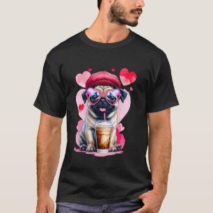 Süßer Mops mit Herzbrille und Eiskaffee T-Shirt