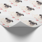 Süßer Mops mit Rosenblüten als Geschenkpapier (Ecke)