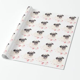 Süßer Mops mit Rosenblüten als Geschenkpapier