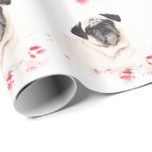 Süßer Mops mit Rosenblüten als Geschenkpapier (Rolleneckpunkt)