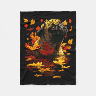 Süßer Mops mit Waldblättern Gemütlicher Herbst Hun Fleecedecke