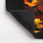 Süßer Mops mit Waldblättern gemütlicher Herbsthund Mousepad (Ecke)