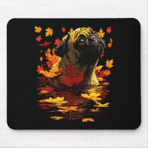 Süßer Mops mit Waldblättern gemütlicher Herbsthund Mousepad