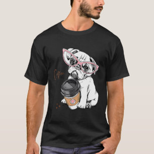 Süßer Mops-Welpe in rosa Brille mit Plastikbecher  T-Shirt