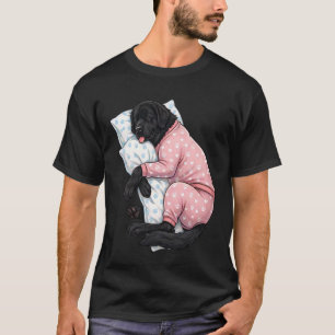 Süßer Neufundländer-Hund schläft in Pyjamas Bettze T-Shirt