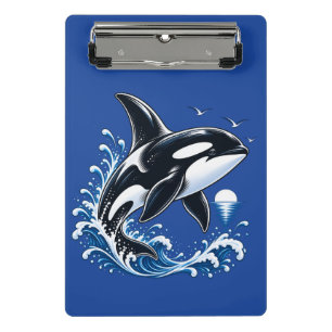 Süßer Orca-Wal springt durch Meereswellen Mini Klemmbrett