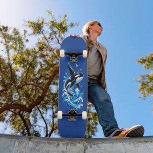 Süßer Orca-Wal springt durch Meereswellen Skateboard