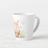 Süßer Osterhase im Korb mit farbenfrohen Eiern Milchtasse (Rechte Ecke)