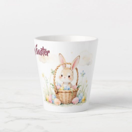 Süßer Osterhase im Korb mit farbenfrohen Eiern Milchtasse (Vorderseite)