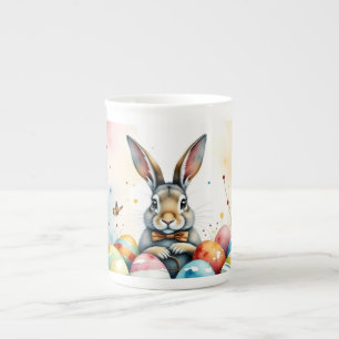 Süßer Osterhase mit farbenfrohen bemalten Eiern Porzellantasse