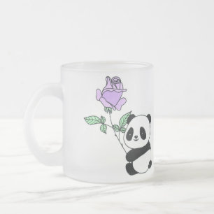 Süßer Panda-Bär hält lila Rosenblume Mattglastasse