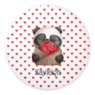 Süßer Panda Bär hält Umschlag mit einer Rose   Keramikknauf