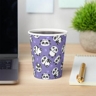 Süßer Panda-Bär-Tatzen auf blauem Hintergrund Pappbecher
