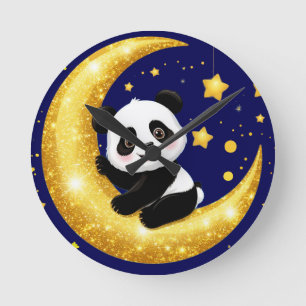 Süßer Panda sitzt auf einem goldenen Halbmond Runde Wanduhr