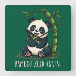Süßer Panda umarmt Bambus, niedliche Cartoon-Grün Quadratische Wanduhr