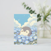 Süßer Pinguin auf blauer Blumenwiese Postkarte (Stehend Vorderseite)