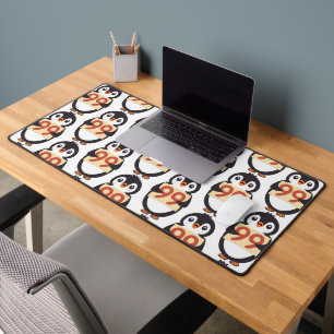 Süßer Pinguin, der ein Schild mit der Nummer 99 da Schreibtischunterlage