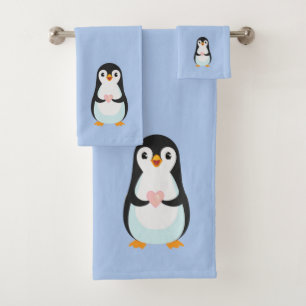 Süßer Pinguin hält ein Herz auf Hellblau Badhandtuch Set