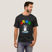 Süßer Pinguin hält Puzzleteile Autismus-Bewusstsei T-Shirt (Vorne ganz)