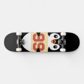 Süßer Pinguin mit einem Schild Skateboard (Horizontal)