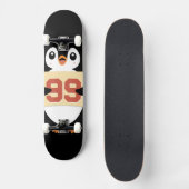 Süßer Pinguin mit einem Schild Skateboard (Vorderseite)