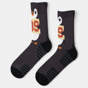 Süßer Pinguin mit einem Schild Socken
