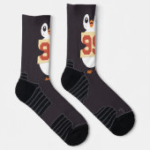 Süßer Pinguin mit einem Schild Socken (Rechts)