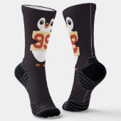 Süßer Pinguin mit einem Schild Socken (Gewinkelt)