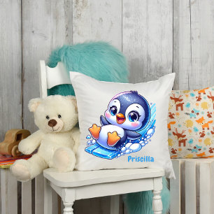 Süßer Pinguin rutscht auf Eis Custom Kissen