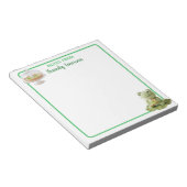 Süßer Plüschfrosch mit personalisiertem Key Lime P Notizblock (angewinkelt)