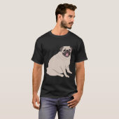 Süßer Pug-Hund sitzt T-Shirt (Vorne ganz)