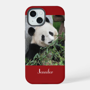 Süßer Riesenpanda Dunkelroter Hintergrund, Name, iPhone 15 Hülle