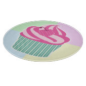 Süßer rosa Cupcake in Pastellfarben Schneidebrett (Ecke)