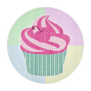 Süßer rosa Cupcake in Pastellfarben Schneidebrett