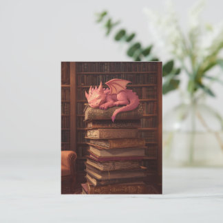 Süßer rosa Drache, der auf Büchern schläft Postkarte