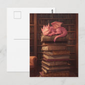 Süßer rosa Drache, der auf Büchern schläft Postkarte (Vorne/Hinten)