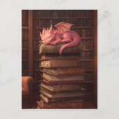 Süßer rosa Drache, der auf Büchern schläft Postkarte (Vorderseite)
