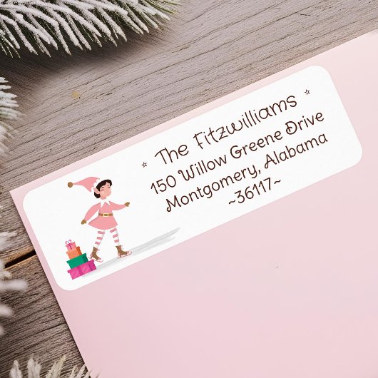 Süßer rosa Weihnachtself beim Eislaufen