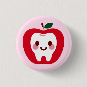 Süßer roter Apfel-Zahn-Charakter Button