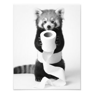 Süßer Roter Panda hält Toilettenpapier Minimalist Fotodruck