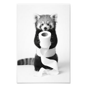 Süßer Roter Panda hält Toilettenpapier Minimalist Fotodruck