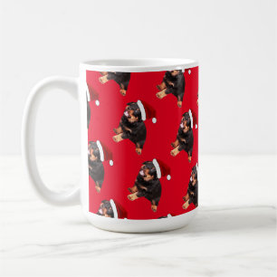 Süßer Rottweiler-Welpe mit Cartoon-Weihnachtsmannm Kaffeetasse